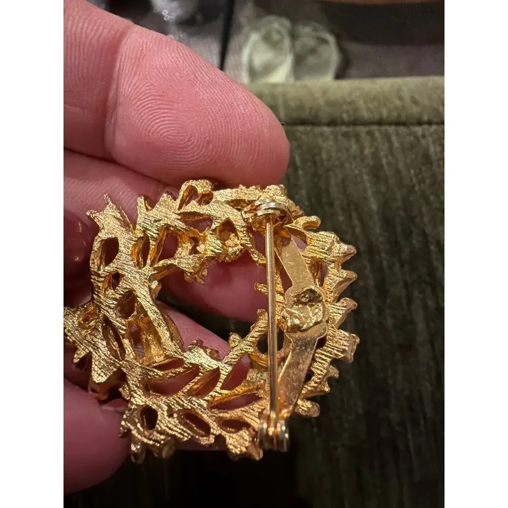 Vintage gold tone Christmas Wreath brooch